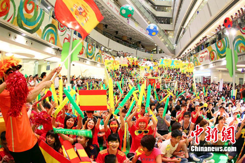 香港商场办世界杯决赛活动吸引人流