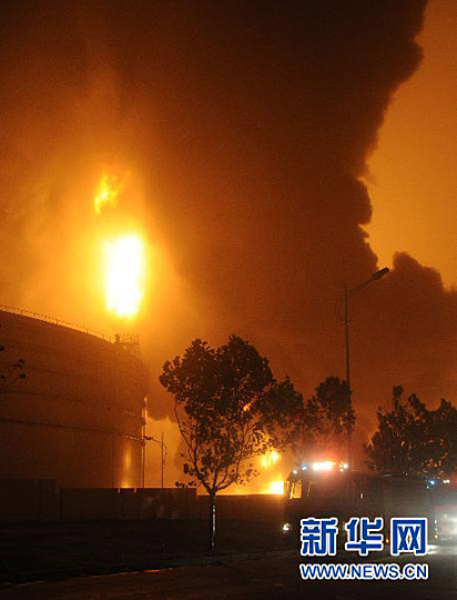 大连输油管线爆炸起火-图片视频