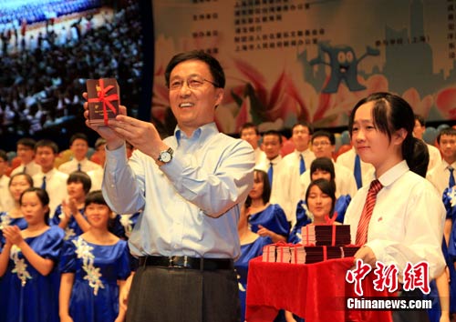 上海市长韩正向台湾学生赠世博护照(2)