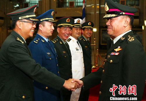 泰国武装部队最高司令与解放军将军握手致意