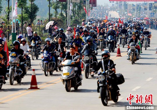 图:8000名摩托车迷相聚鄱阳湖畔切磋技艺(4)