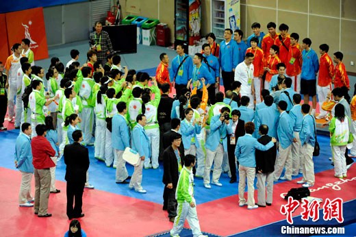 广州亚运跆拳道谢幕 裁判、志愿者争相和运动