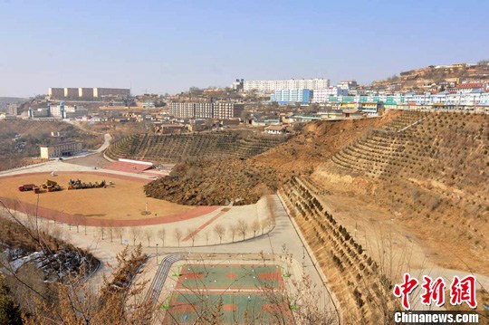 图:甘肃东乡县城发生塌陷滑坡