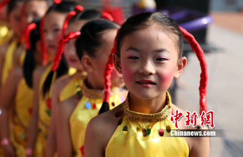 组图:重庆小学生唱红歌、演红剧庆祝儿童节
