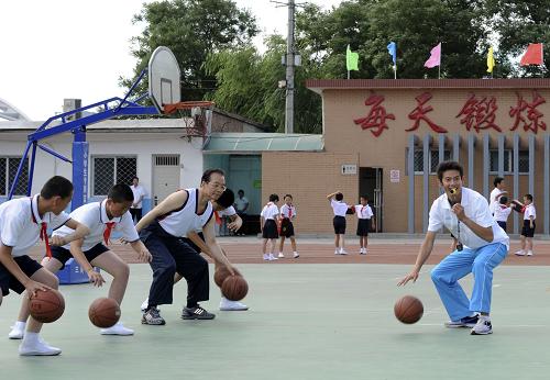 温总理和小学生一起上体育课