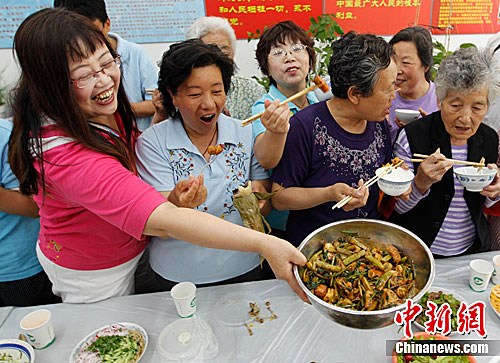 北京社区居民阳台盆栽蔬菜喜获丰收--中新网