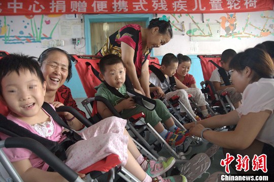 河北残疾儿童获赠世界顶级便携式轮椅
