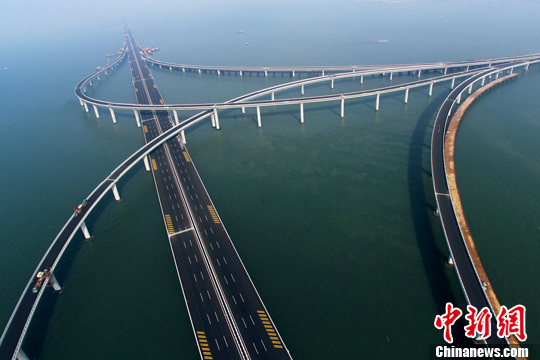世界最长跨海大桥--青岛胶州湾大桥正式通车