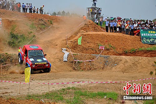 首届中国南方越野汽车巅峰赛上演刺激对决