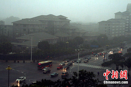 江苏扬州乌云笼罩 发布暴雨红色预警信号