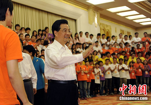 胡锦涛会见出席两岸万名青年大型交流活动代表