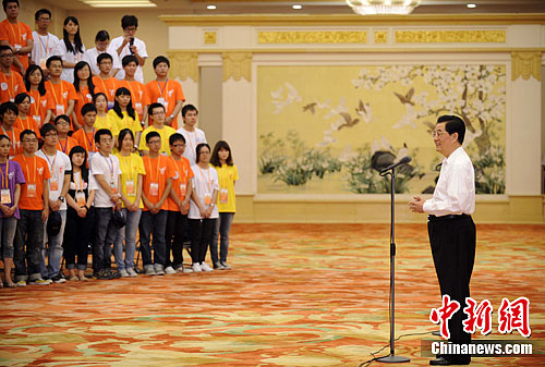 胡锦涛会见出席两岸万名青年大型交流活动代表（3）