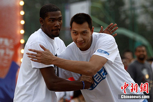 凯文·杜兰特和易建联现身北京东单篮球公园