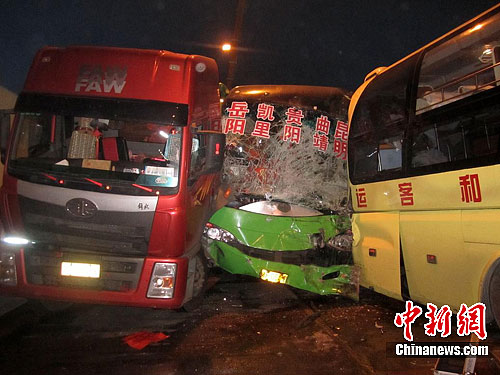 厦蓉高速贵州龙里段5车连环相撞 30多人受伤5