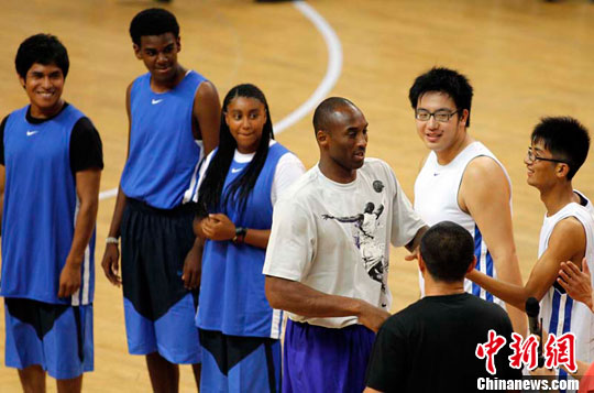 2011科比中国慈善行上海举行 科比辅导球技