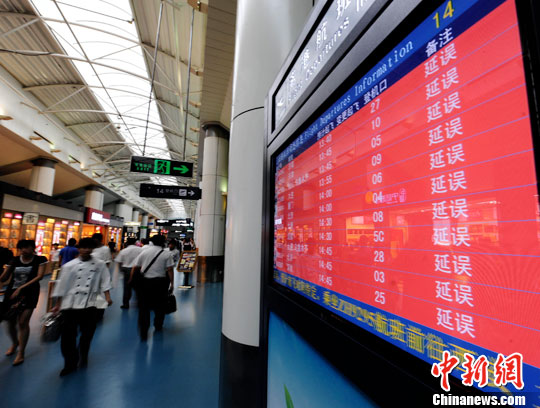 暴雨致南京机场多数航班延误(2)