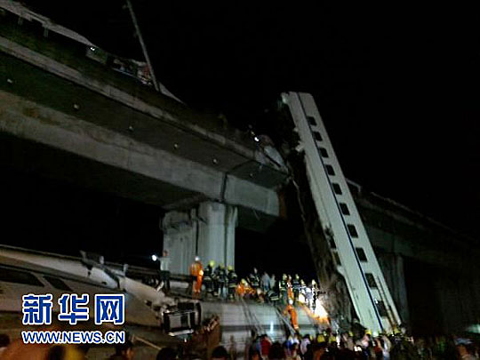 D3115次动车温州附近发生车厢脱轨坠桥