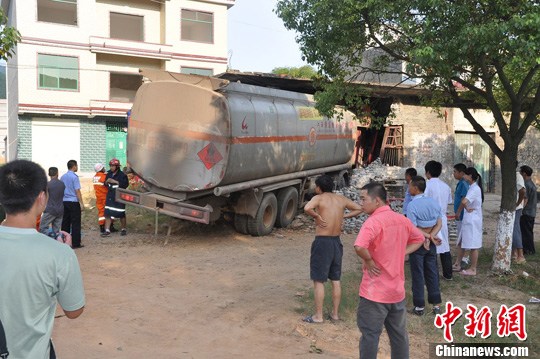 载35吨油罐车“挤入”居民区司机救出时满身是血（3）
