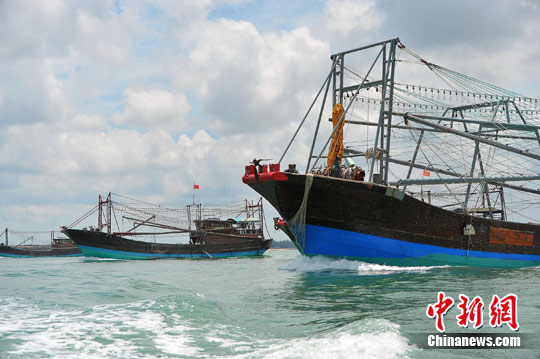 南海伏季休渔结束 海南渔船出海捕捞作业