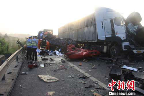 沪昆高速上饶段发生连环车祸 17人死亡2人重伤