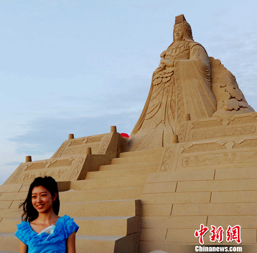 高达10米的妈祖沙雕雕像亮相福建平潭