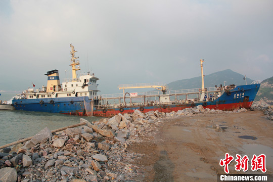 江苏连云港一载有150吨轻质柴油油轮撞上防波