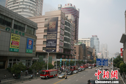 南京市中心一高楼突冒浓烟6辆消防车40余人扑