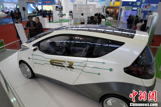 中国自主研发纯电动微型轿车吸引参观者