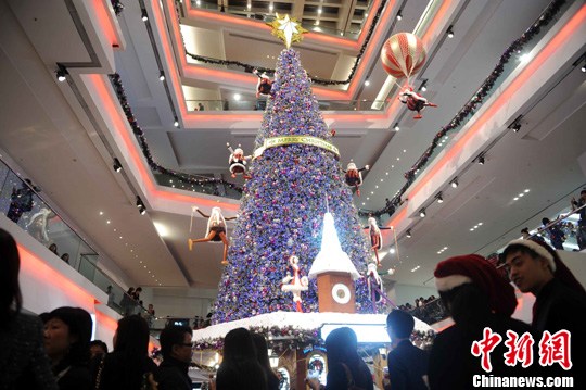 汤唯主持香港一商家圣诞树亮灯仪式(2)