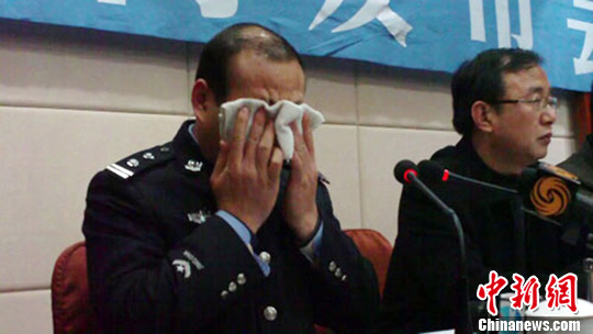江苏丰县校车事故新闻发布上公安局副局长落泪