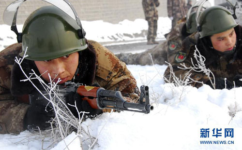 新疆建设兵团民兵野外打靶。