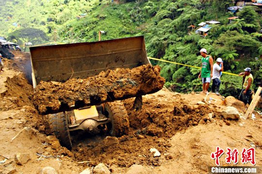 菲律宾山体滑坡已致28人死 另有36人失踪(3)