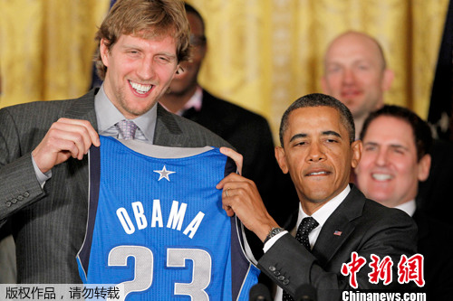 奥巴马白宫接见NBA总冠军小牛队 获赠23号球