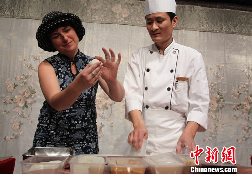 驻华使节夫人学习制作北京小吃艾窝窝