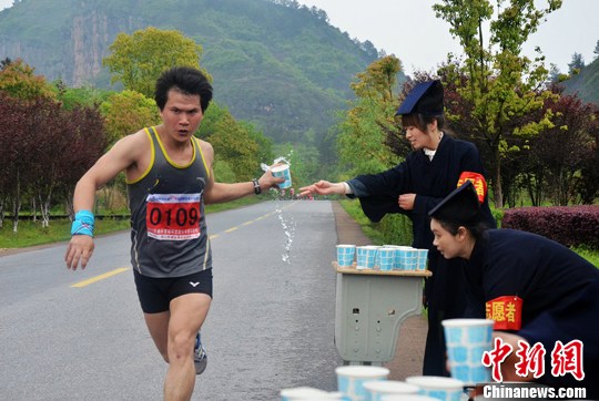 3000选手龙虎山赛马拉松 最美道姑志愿送水