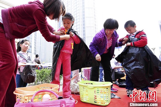 北京母子制作环保衣服响应世界地球日