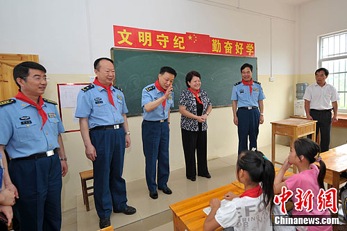 广州军区空军在广西援建小学 结对帮扶贫困学生