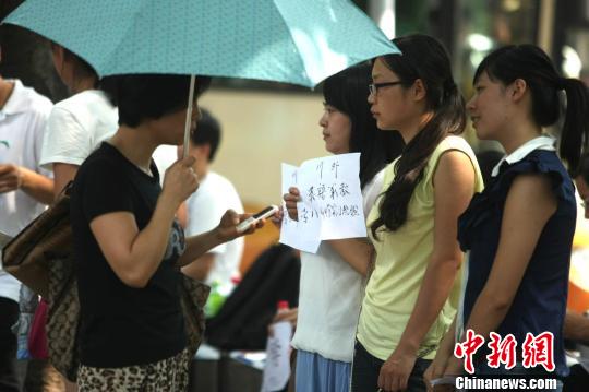暑期来临 重庆大学生办家教街头扎堆招生(2)