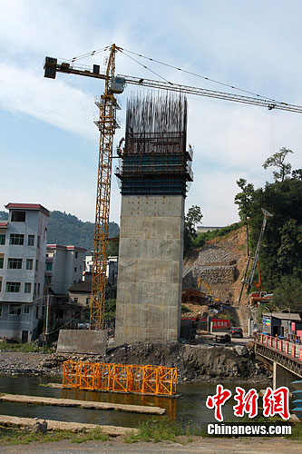 湖南凤凰堤溪沱江大桥重建工程全面开展(2)