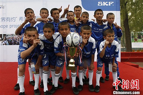 新疆乡村少年足球队:水泥地上训练出全国冠军