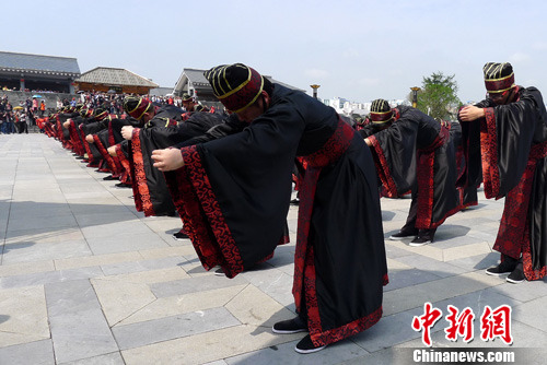 贵阳为540名中学生代表举行中国传统成人礼(2