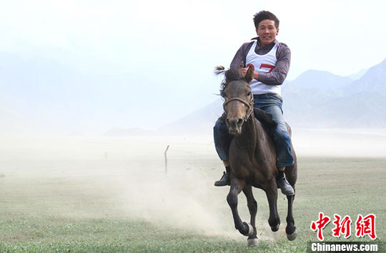 新疆乌苏举办传统体育竞赛 速度赛马风驰电掣