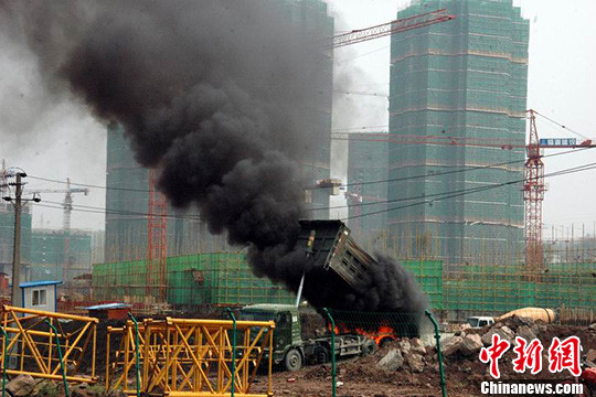 重庆工程车触碰高压线起火