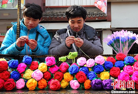 南京街头两兄弟手工编织玫瑰花引围观