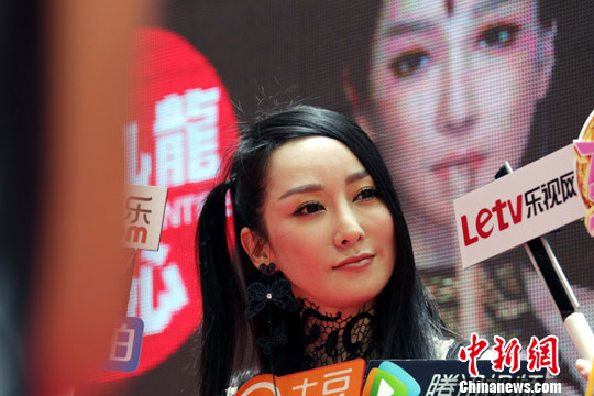 中国著名歌手萨顶顶亮相香港为演唱会宣传