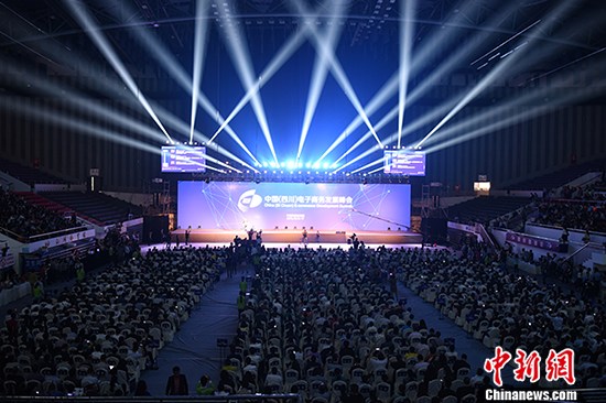 刘强东出席2015中国(四川)电子商务发展峰会