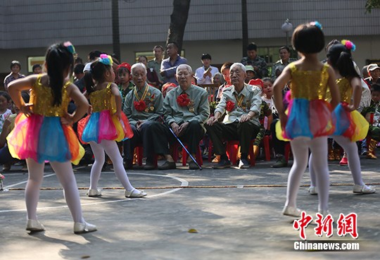 重庆200名小朋友与干休所老干部共庆重阳节