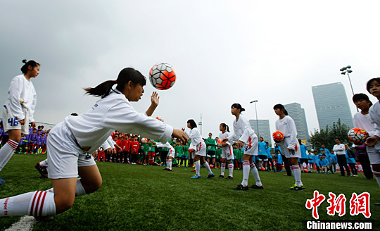 女童绿茵场展示过人球技夺人眼球