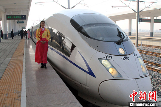 中国东北地区首条滨海快速铁路试运行