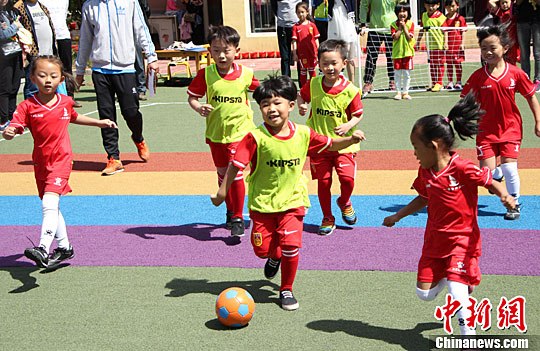 石家庄一幼儿园举办萌宝足球赛
